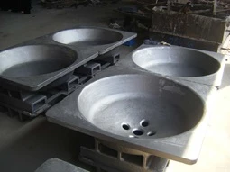 ड्रेन और ड्रॉस पैन के निर्माण में प्रयुक्त होने वाली सामान्य सामग्री क्या हैं?